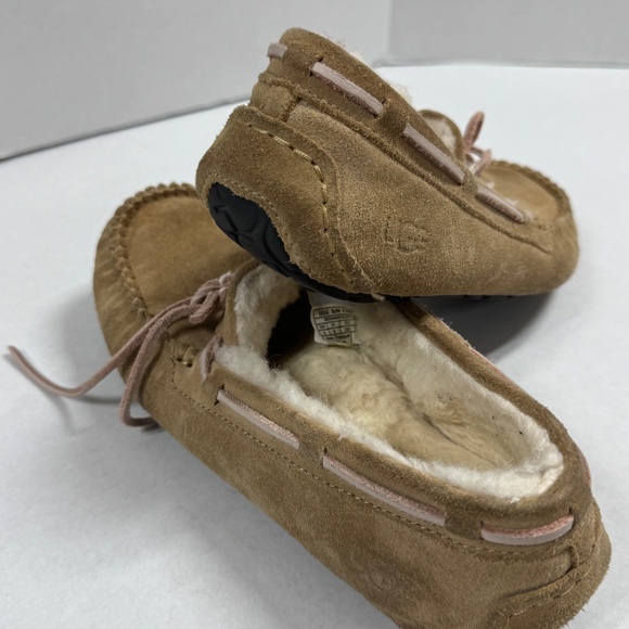 UGG Women's Dakota Wool Lined Suede Slipper - Size 8. - Picture 6 of 15